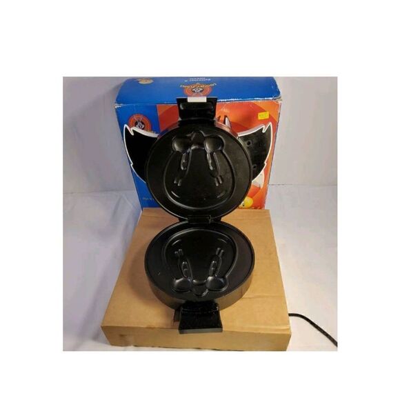 Looney tunes tweety and Sylvester waffle maker - Picture 4 of 7